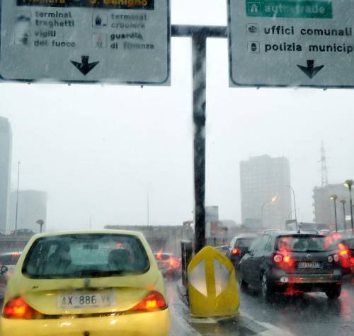 Genova bloccata sotto l’acqua? «Colpa di chi era in macchina»