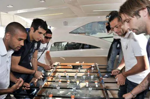 Questione di cuore La Samp in barca gioca a calciobalilla