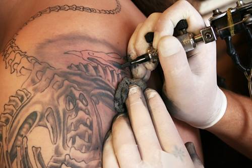 Tatoo, multe a Milano per i minori tatuati senza consenso