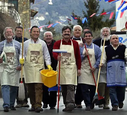 Uomini casalinghi a convegno per eleggere il «Mister 2010»