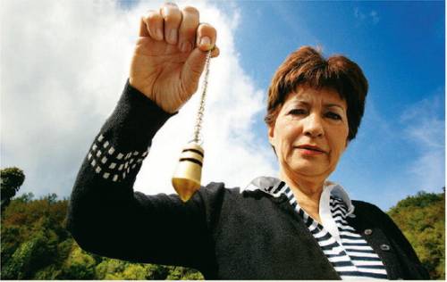Se non hanno l’acqua anche i preti  
chiamano la donna che visse due volte