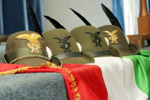 Roma, oggi i funerali dei 4 alpini uccisi 
E la Nato "apre" alle bombe sugli aerei