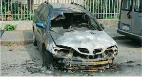 Tassista massacrato: 
omertà e auto bruciate 
regnano nel quartiere