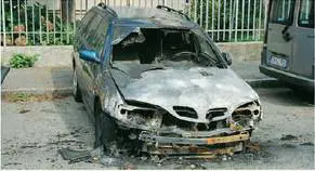Tassista massacrato: 
omertà e auto bruciate 
regnano nel quartiere