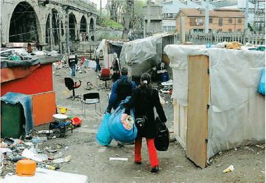 Il campo Triboniano 
inizia a svuotarsi:  
200 nomadi a casa