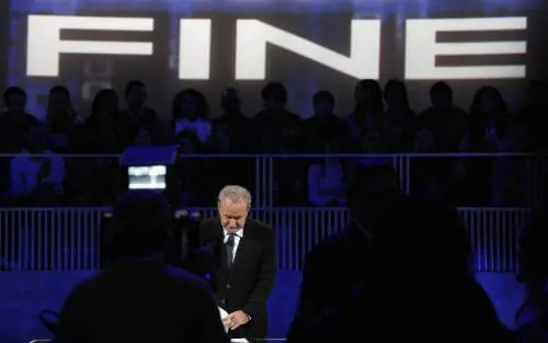 Santoro mobilita gli italiani. Ma per se stesso