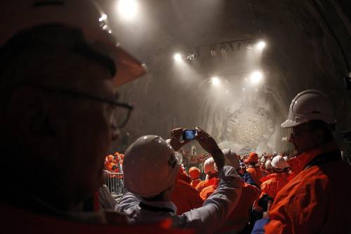 Tunnel nel San Gottardo, 
cade l'ultimo diaframma: 
è il più lungo del mondo