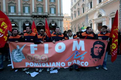 Roma, la Fiom in piazza insieme ai centri sociali