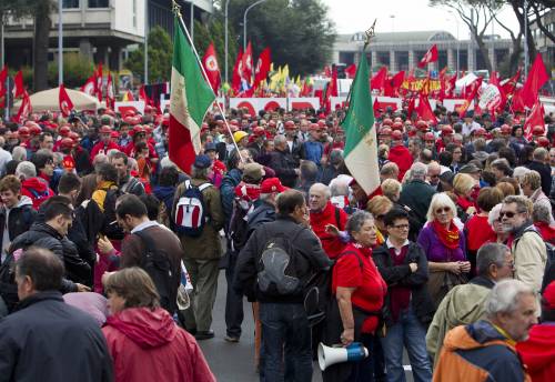 Fiom, Epifani: "Avanti con lo sciopero generale" 
Sacconi: "La piazza è un retaggio degli anni '70"