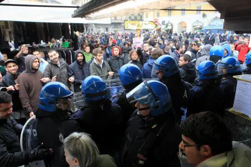 Manifestanti in corteo
 
per uno stabile occupato
 
Ragazzi scesi dal tetto
