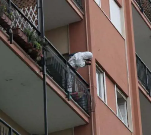 Ammazzata a coltellate: la trovano i suoi bambini