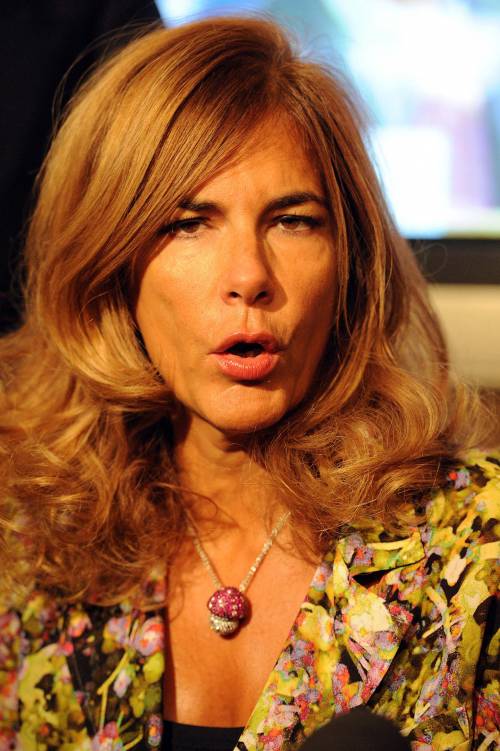 Intanto Emma sale sulle barricate: "Teatrino schifoso ma io non mollo"  
