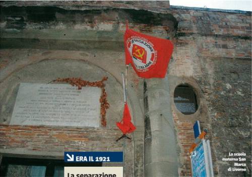 Livorno, a scuola sventola la bandiera comunista 
E il ministro Gelmini ordina un'ispezione