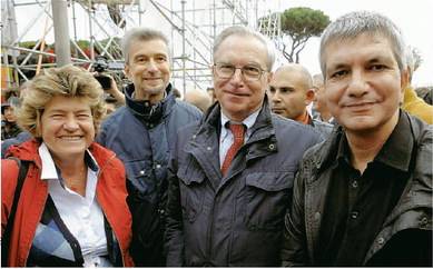 Se i compagni vanno in piazza con l'auto blu