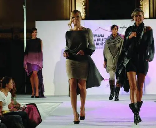 Politici e vip sfilano come modelli in passerella