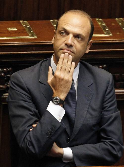 Lodo Alfano, l'ok dei finiani insieme a Pdl e Lega 
"Lo stop ai processi sarà anche retroattivo"