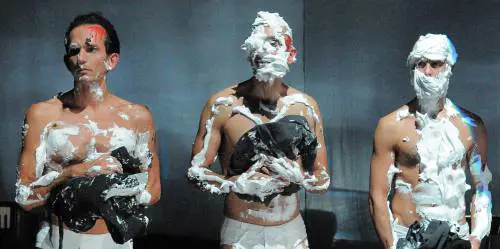 Al Modena fino al 30 Un mondo sgangherato in cerca di pace