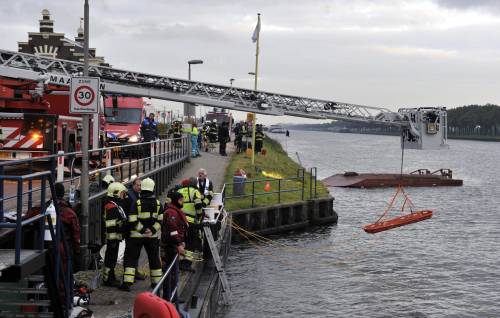 Amsterdam, scontro cargo-traghetto