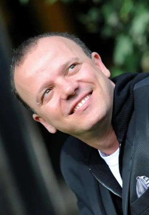 «Con parole facili racconto e canto la mia normalità»