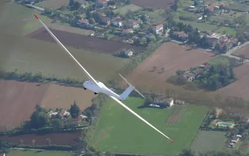 Il brivido di un volo sullaliante con i ragazzi dellistituto Byron