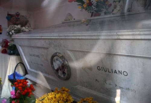 Morto o fuggito negli Usa 
Giuliano: salma riesumata 
per effettuare test del dna