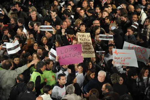 Okkupato il Festival del cinema 
Ecco la farsa degli artisti faziosi