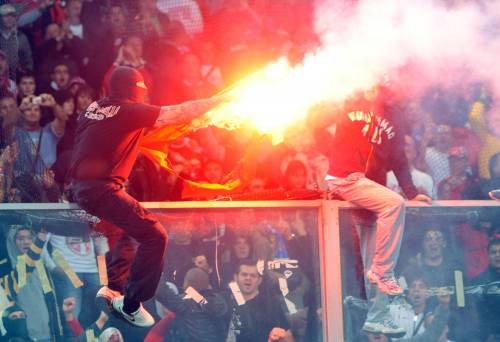 L'Uefa: Italia-Serbia tre a zero 
E una maxi multa alla Figc