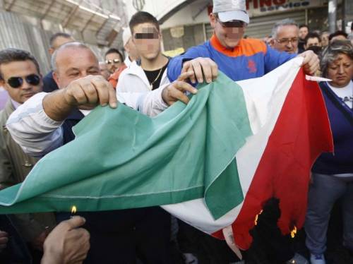 Terzigno, proteste rifiuti  
bruciò bandiera italiana: 
denunciato per vilipendio