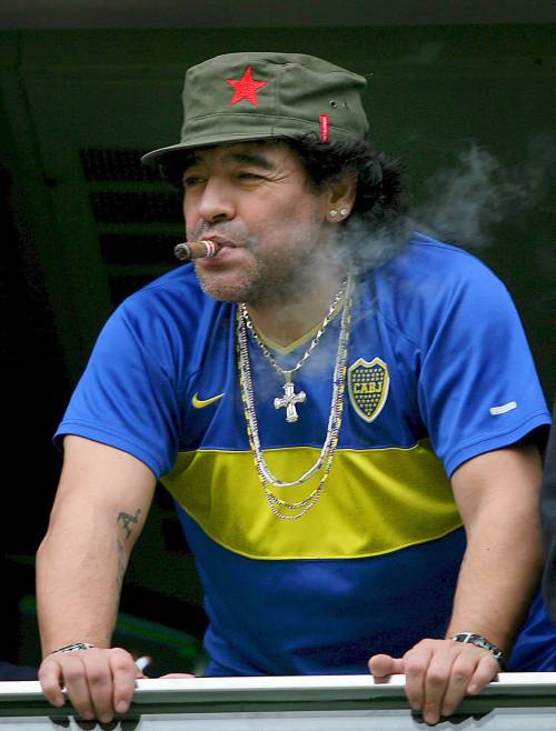 Maradona compie 50 anni e lancia l’ultima sfida: diventare il nuovo Peron