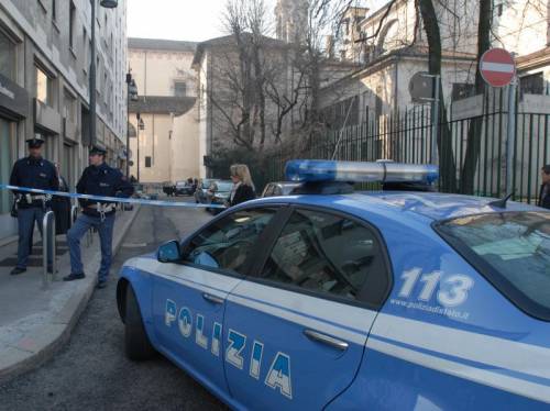 Brescia, corteo immigrati: 
guerriglia contro la polizia 
Il sindaco: "Inaccettabile"