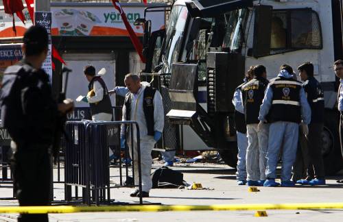 Esplosione a Istanbul: 
un attentato kamikaze 
32 i feriti e una vittima