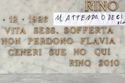 Epitaffio choc del vedovo:  
"Non seppellitemi con mia moglie"