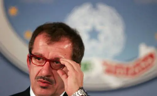 Milano, il procuratore ha chiuso il "caso Ruby"  
Maroni: "Paghi chi ha gettato fango sulla polizia"