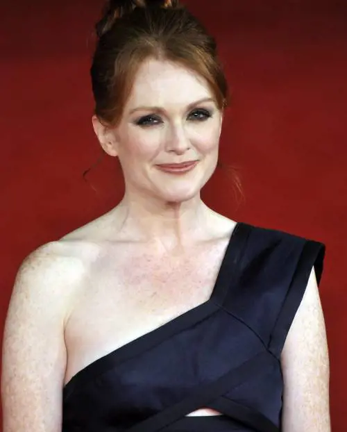 La rossa Moore fa di nuovo la lesbo-chic