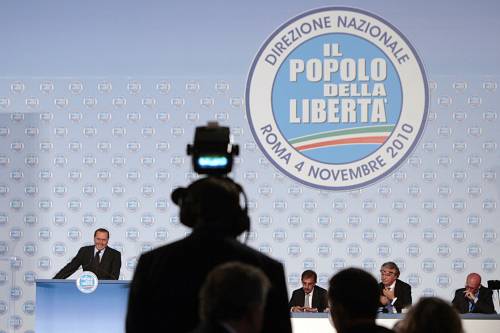 Berlusconi: "Il fango non mi fermerà 
Chiarezza da Fli, noi pronti alle urne"