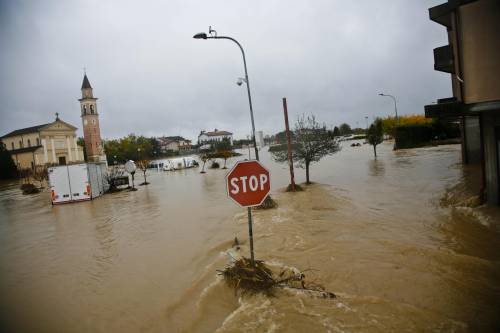 Veneto, gli alluvionati spalano fango 
Mentre a Napoli si fa la guerriglia