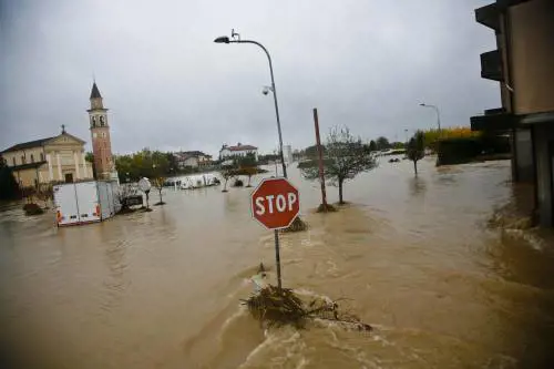 Veneto, gli alluvionati spalano fango 
Mentre a Napoli si fa la guerriglia