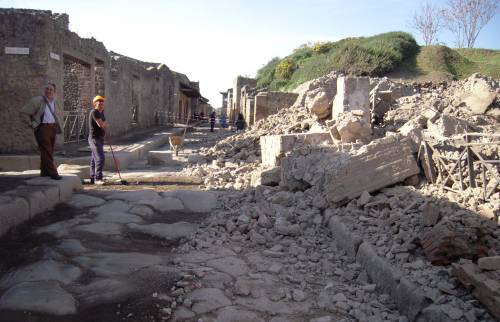Scavi di Pompei, crolla 
la Domus dei Gladiatori 
Napolitano: "Vergogna"