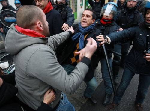 Brescia, blitz sotto la gru 
Sgomberato il presidio 
Altri scontri con la polizia