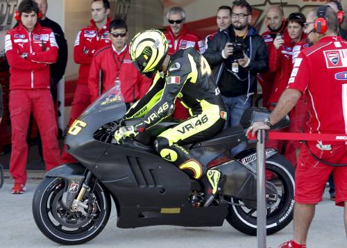 Valentino Rossi sale su Ducati 
Un inchino poi via ai primi test