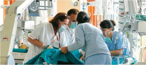 Medici contro infermieri: "Ci rubano il mestiere"