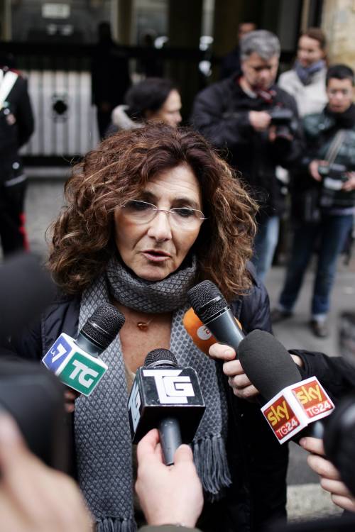 Ruby, il pm Fiorillo: aggirate le mie disposizioni 
Ma il ministro Maroni querela: "Diffamazione"