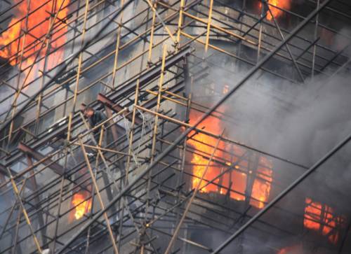 Cina, trappola di cristallo 
Rogo in un grattacielo 
A Shangai 45 le vittime