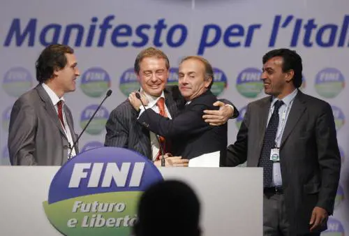 Il tradimento ora è completo: quelli del Fli lasciano il governo