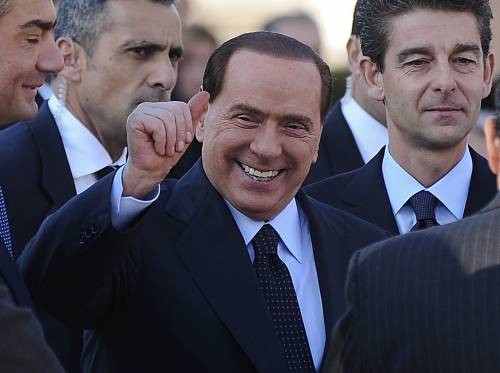 Governo, Berlusconi: "Fiducia o voto anticipato" 
Napolitano: "Sì a manovra, poi responsabilità"