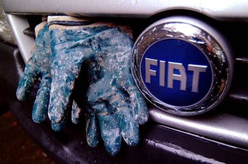 Fiat, linea dura della Fiom 
"Una giornata di sciopero 
Lo stop entro gennaio"