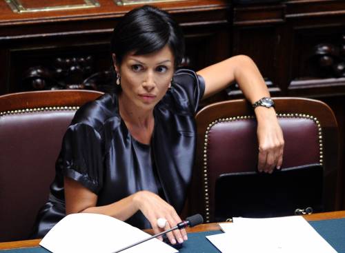 La Carfagna vuol lasciare governo e Pdl 
Fini a Bossi: "Non ho paura del voto"