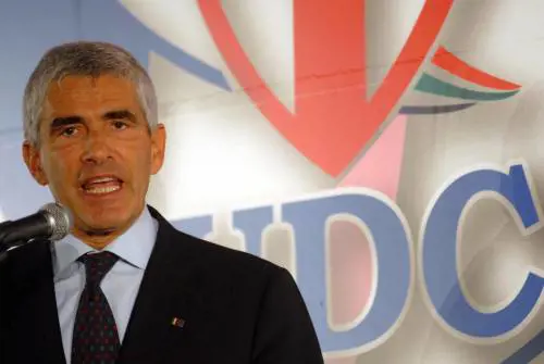 Casini: "Ora serve un governo d'armistizio"