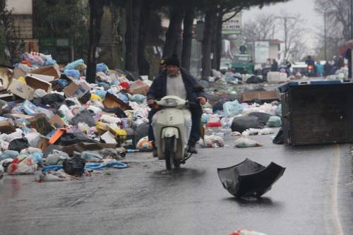 L'Ue: "Situazione a Napoli come due anni fa" 
Il Colle: "Mai ricevuto il decreto del governo"