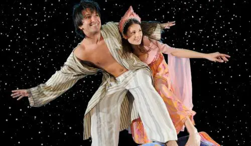 Aladin e il Genio cantano e ballano sulle note dei Pooh